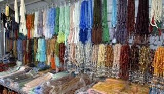 السُبح بألوانها وأشكالها المتعددة ضمن أبرز مشتريات الحجاج