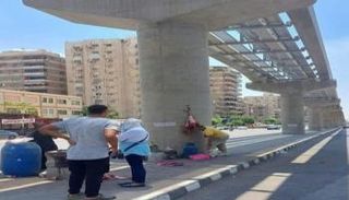 الجزّار علَّق اللحم على أحد أعمدة المونوريل