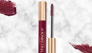 ماسكارا باللون الأحمر البورجوندي