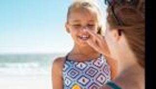 صيف 2023.. طريقة اختيار واقي الشمس المناسب للأطفال