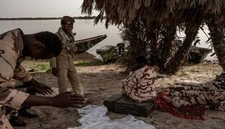 جنود القوة المتعددة الجنسيات يسترخون في موقع على ضفاف البحيرة