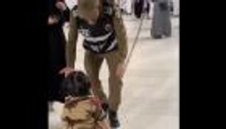 لحظة لقاء شرطي سعودي بطفلته داخل الحرم المكي