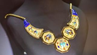 قلادة ذهبية - أرشيفية