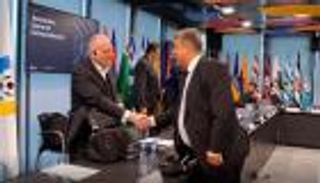 عودة العلاقات.. هدية "البطل" تُنهي أزمة برشلونة مع تيباس (صورة)