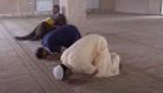 شاب أعمى يستعيد بصره في أثناء السجود.. فيديو مؤثر