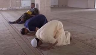 أحمد أثناء السجود في المسجد