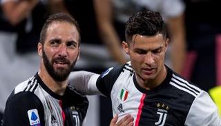 البرتغالي كريستيانو رونالدو والأرجنتيني غونزالو هيغوايين