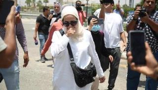 منى عبدالغني خلال الجنازة