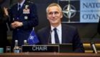 قُضي الأمر.. ينس باقٍ في "الناتو" لعام جديد