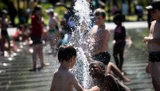 أطفال يواجهون الحرارة بالماء- أرشيفية