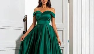 سيدة بفستان أخضر لون المريمية 