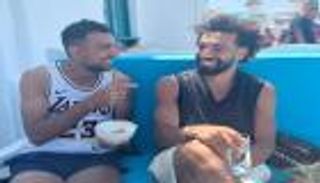 "دويتو" محمد صلاح وأحمد سعد يسرق الأضواء في اليونان (فيديو)