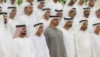 محمد بن زايد يلتقي عدداً من زملاء الدراسة وعائلاتهم (صور)