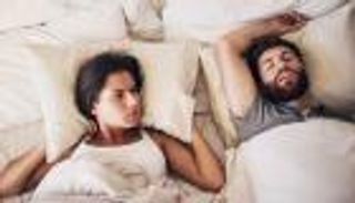 طبيب يحذر الأزواج من النوم على سرير واحد.. مخاطر جمّة