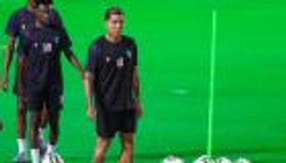 احتفالية خاصة.. روبرتو فيرمينو يشعل تدريبات الأهلي السعودي (صور)