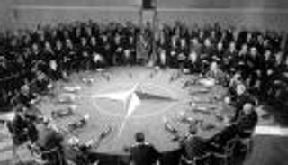 5 محطات في مسار "الناتو".. انسحاب فرنسا وتهديد بن لادن