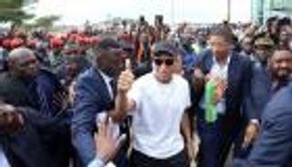 زي أفريقي وموكب مهيب.. مبابي "ملك" في الكاميرون (فيديو)