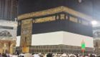 محمد عادل إمام وقف أمام الكعبة يتحدث عن والده.. ماذا قال؟