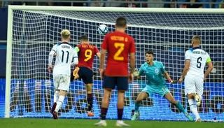 صورة من مباراة إسبانيا وإنجلترا