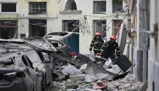 عمال الإنقاذ في مبنى مدمر بمدينة لفيف غربي أوكرانيا - فرانس برس