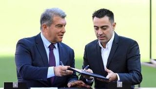 تشافي هيرنانديز وخوان لابورتا في برشلونة