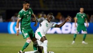 رياض محرز وساديو ماني في مباراة الجزائر والسنغال - أرشيفية