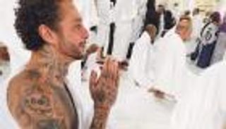 صور جديدة.. أحمد الفيشاوي أمام الكعبة بالتاتو.. ومتابع: "إزاي تعمل عمرة بالوشم؟"