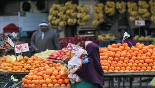 بائع فاكهة في مصر- رويترز