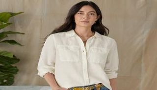 القميص الكتان نجم الموضة النسائية