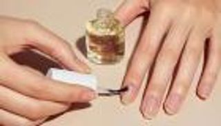 المزايا الجمالية لزيت الأظافر.. والطريقة الصحيحة لتطبيقه