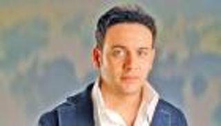 الموت يُفجِع مصطفى قمر في أمه الثانية