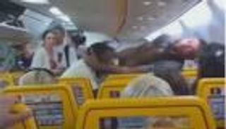 قتال بالأيدي على "مقعد بجوار النافذة" في الطائرة (فيديو)