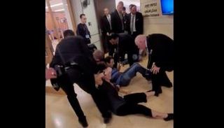 رجال الأمن يطردون محتجين اقتحموا الكنيست 