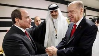 السيسي وأردوغان يتصافحان في قطر