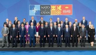 صورة جماعية في ختام اجتماع سابق لحلف الناتو