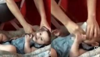 طفلة أثناء ضربها لإرغامها على الأكل