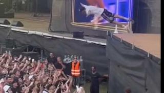 لحظة سقوط المعجب