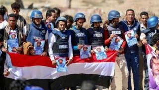 صحفيون يمنيون عقب تشييع أحد زملائهم قتل بهجوم حوثي- أرشيفية