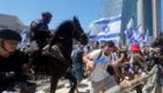 إغلاق الطرق وتعطيل السفر.. احتجاجات حادة في إسرائيل (صور)