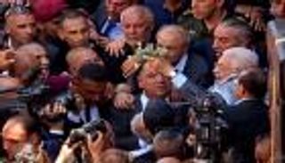بكوفية فلسطينية وبأغصان الزيتون.. رسائل عباس من قلب جنين
