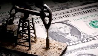 مضخة زيت مطبوعة ثلاثية الأبعاد على أوراق نقدية بالدولار- رويترز