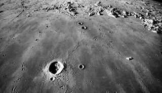 سطح القمر ملىء بالحفر