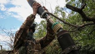 جنود أوكرانيون يطلقون قذيفة هاون على جبهة قرب مدينة باخموت