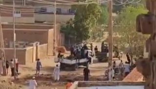 تقطع السبل بالمدنيين بعد انقطاع الاتصالات