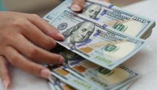 كميات من الدولار في أحد مكاتب الصرافة - أرشيفية