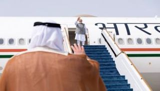 الشيخ خالد بن محمد بن زايد آل نهيان في وداع رئيس وزراء الهند