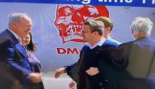 تظهر في الخلفية الطائرة التي استقلها رئيس وزراء لوكسمبرغ، كزافييه بيتيل