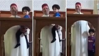 خطيب يحمل طفلًا صعد المنبر