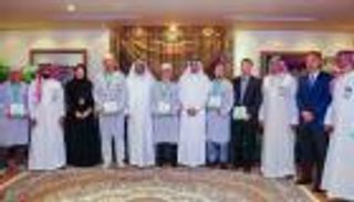 حجاج صينيون ينظفون طرقات مكة قبل توديعها.. والسعودية تكرمهم