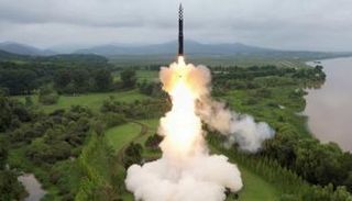  صاروخ هواسونغ-18 أطلقته كوريا الشمالية- رويترز